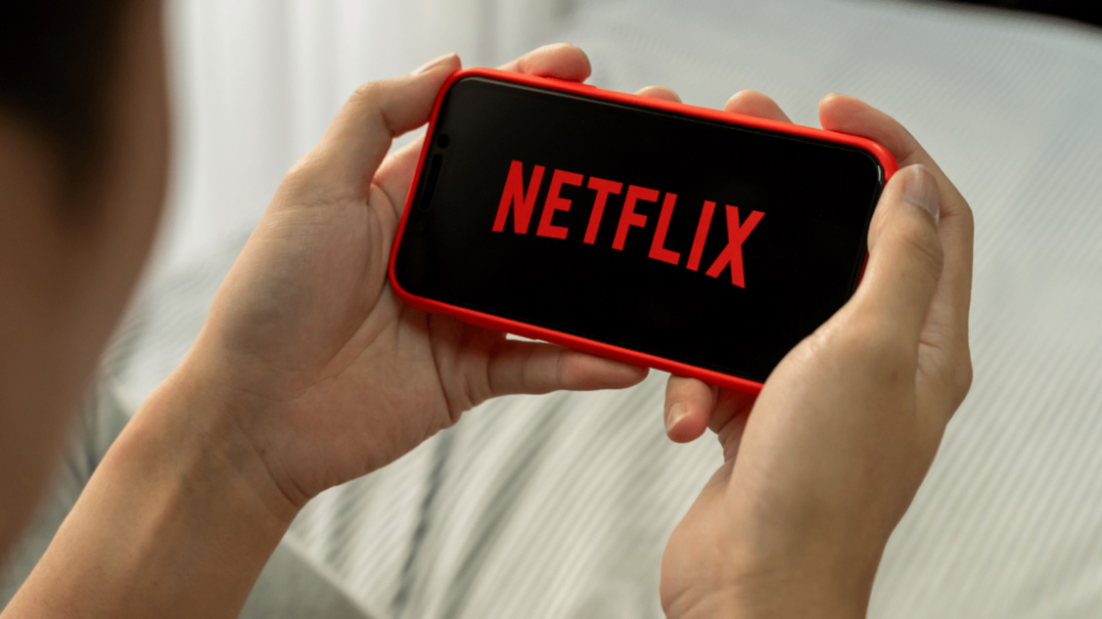 telefon z aplikacją Netflix