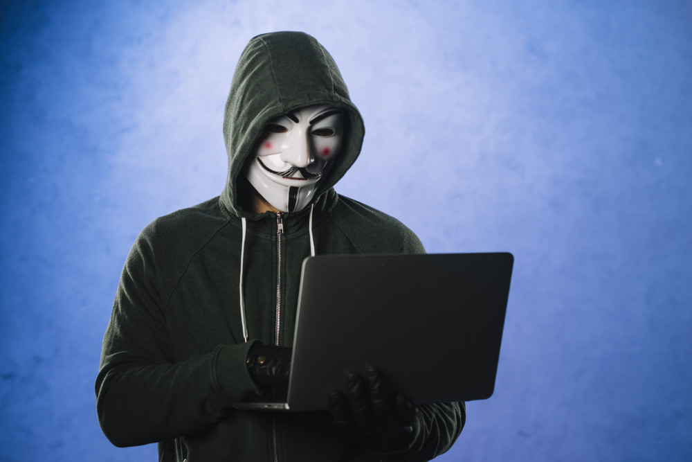 hacker z laptopem