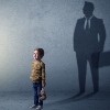 6 tendencji, które decydują o przyszłości finansów Little boy imagine that he will be businessman and illustrating his future in a big shadow