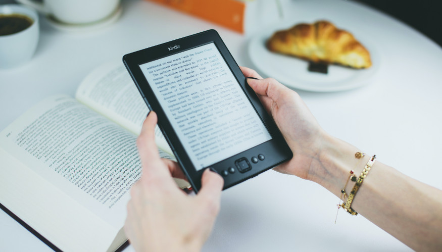 osoba trzymająca czytnik e-booków