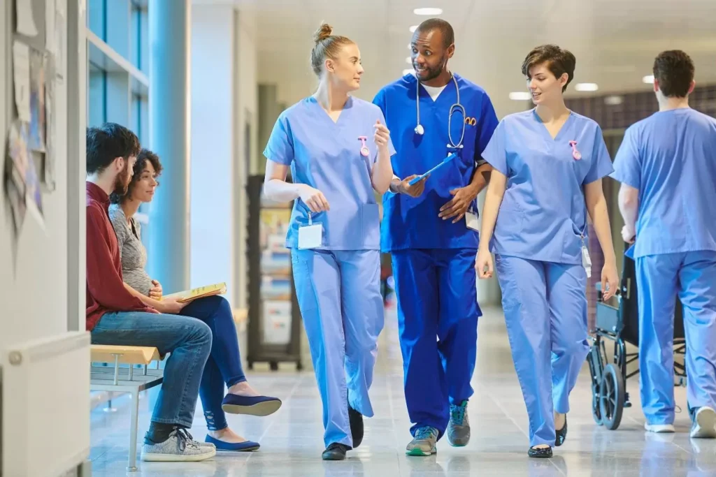 Na czym polega system wynagrodzeń NHS oraz jakie zawody się do niego kwalifikują?